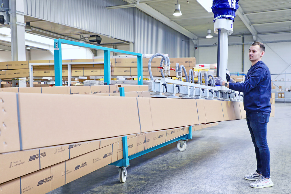 Vakuumheber von Schmalz optimiert Logistik bei Schedler